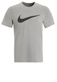 Grå kortärmad T-shirt i ett texturerat tyg med en stor svart Nike swoosh-logotyp på framsidan. Rundringning.