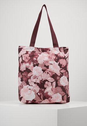 Tragetasche mit dunkelburgunderfarbenen Griffen und pinkem Blumenmuster mit Rosen und verschiedenen Blumen auf bordeauxrotem Hintergrund.