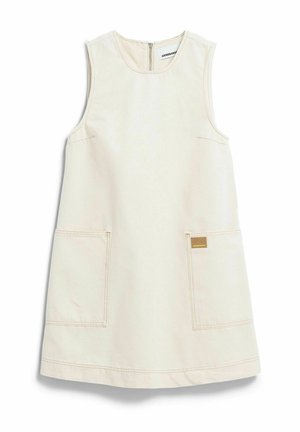 Mouwloze beige jurk met ronde hals, ritssluiting aan de voorkant, twee grote voorzakken en een klein bruin merklapje op de rechterzak.