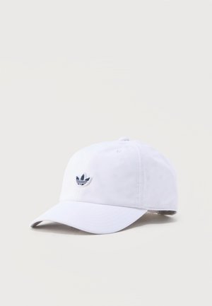 Biała czapka z daszkiem z zakrzywionym rondem i małym czarnym haftowanym logo Adidas trefoil na przednim panelu.