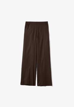 Bruine broek met wijde pijpen, elastische tailleband, gladde stof en zonder zichtbare zakken, plat gelegd op een witte achtergrond.