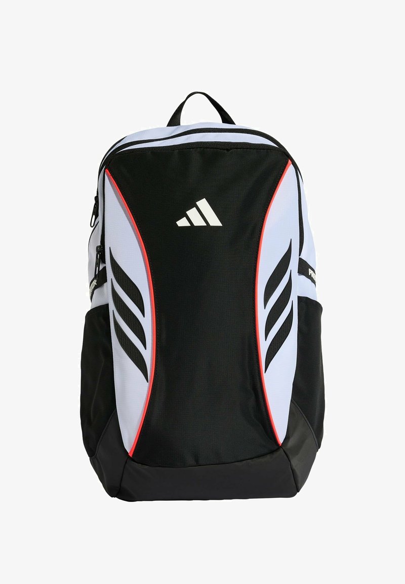 Schwarzer und weißer Adidas-Rucksack mit roten Akzenten, vordere Reißverschlusstasche und Adidas-Logo mittig auf dem oberen Vorderteil.