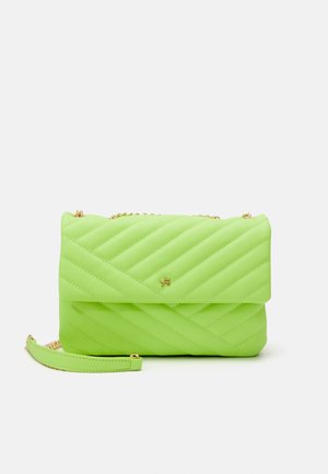 Malá přenosná kabelka přes rameno v neonově zelené barvě s diagonálním prošíváním a zlatým řetízkovým popruhem na bílém pozadí.