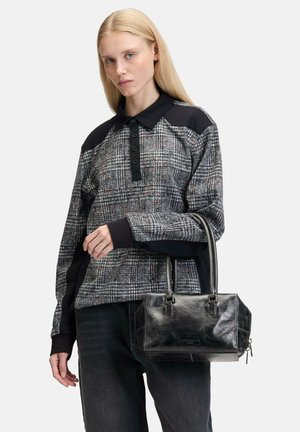 Felpa a quadri nera e grigia con spalle nere, pattina con bottoni, e una borsa a tracolla nera in pelle lucida con due manici e una tasca con zip.