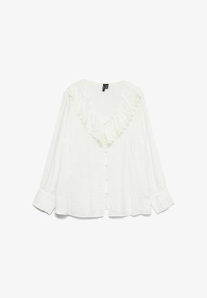 Blouse blanche à manches longues avec un col festonné, fermeture à boutons à l'avant et un tissu légèrement texturé. Présente des manches froncées et une coupe décontractée.