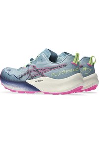 Zapatillas de trail running con parte superior de malla en azul y púrpura, acentuadas con detalles en rosa y verde, y una suela texturizada en blanco y rosa.
