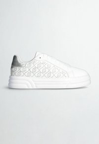 Sneaker bianche con un lato testurizzato che presenta un motivo a diamante, hardware argentato sul tallone e una suola bianca spessa.