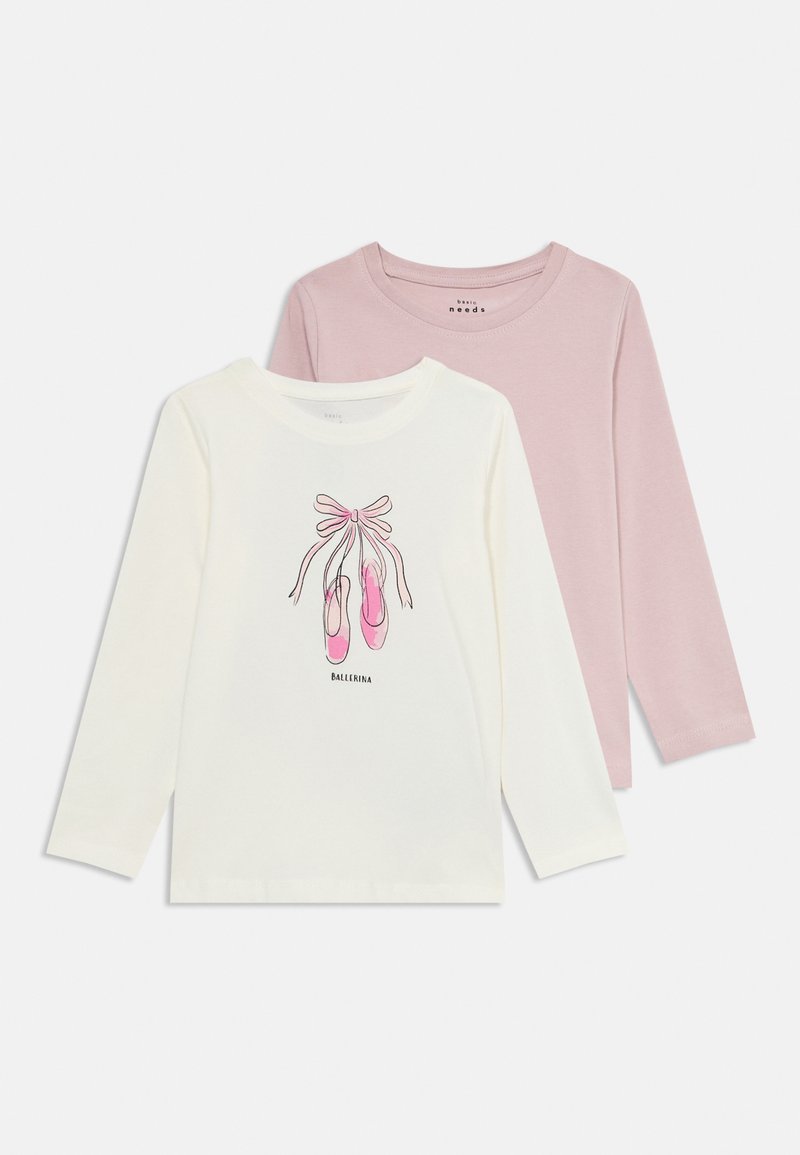 To langermede barneskjorter, en hvit med et rosa ballettskofotografi og teksten "Ballerina", den andre ensfarget lys rosa, liggende flatt.