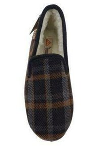 Pantuflas de cuadros marrones y negros con un suave forro de piel sintética blanca. Diseño de fácil puesta con una suela flexible y una textura lisa.