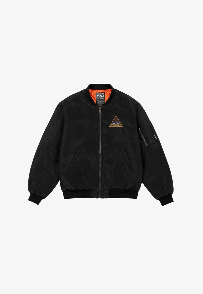 Giubbotto bomber nero con zip frontale, polsini a coste e interno arancione. Presenta una toppa triangolare sul petto sinistro e una tasca sulla manica.