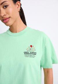 Obey Clothing VISUAL DISRUPTORS - Triko s potiskem - quiet green