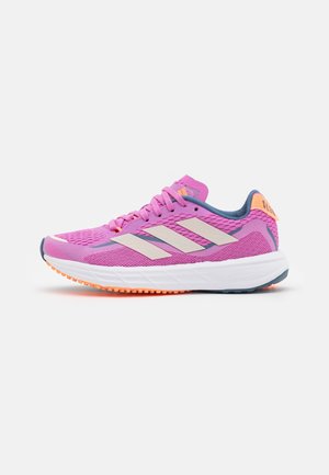 Chaussure de course rose et violette avec des rayures blanches, une languette de talon orange et une semelle blanche avec une semelle extérieure orange et bleu foncé.