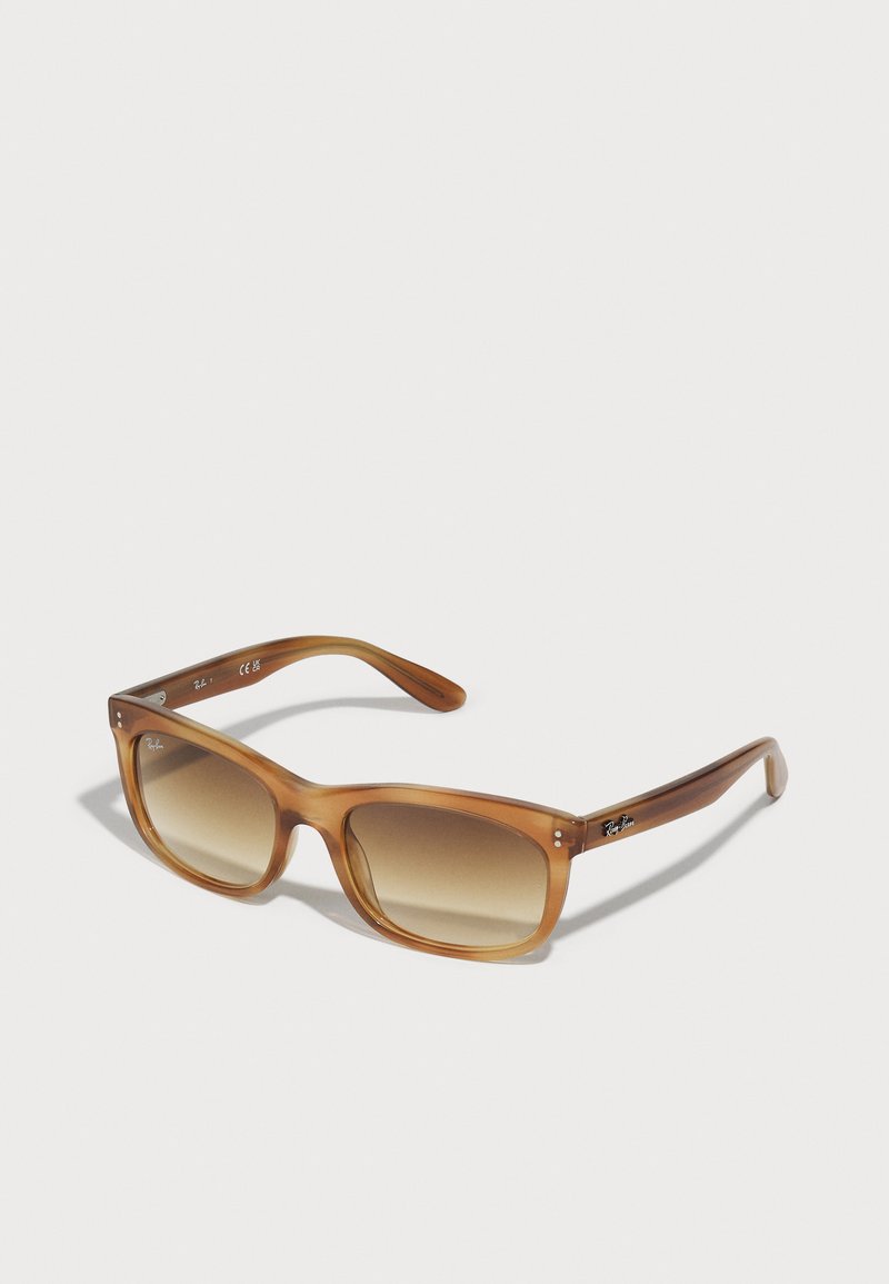 Ochelari de soare cu nuanțe de brun, cu un cadru rectangular, având o textură netedă și lentile cu gradient. Temele au brandul Ray-Ban în culori argintii.