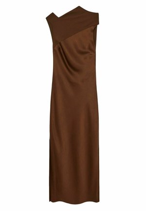 Brun ärmlös klänning i slät tyg, med asymmetrisk halsringning och draperade detaljer. Sidoklyvning för extra rörelse.
