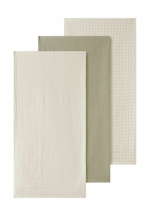 Trois tissus rectangulaires légers empilés en beige, vert clair et crème avec un motif à carreaux sur le tissu supérieur.