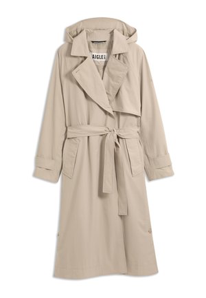 Trench-coat long beige avec ceinture, grands revers, deux poches devant, brides aux poignets et capuche attachée, conçu pour les femmes.