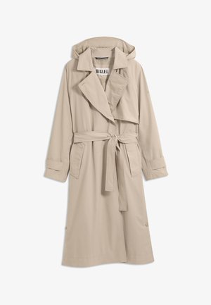 Beiger langer Trenchcoat mit Gürtel, weitem Revers, zwei Vorderentaschen, Manschettenriemen und angenähter Kapuze, für Frauen entworfen.