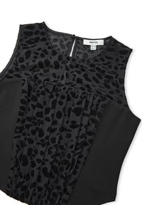 Top noir sans manches avec tissu transparent imprimé léopard et panneau avant plissé, encolure ronde, et fermeture boutonnée au dos.