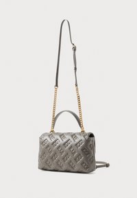 Borsa in pelle grigia con motivo a diamante, dettagli con catena dorata, tracolla regolabile e manico superiore. Presenta una forma strutturata e una texture morbida.