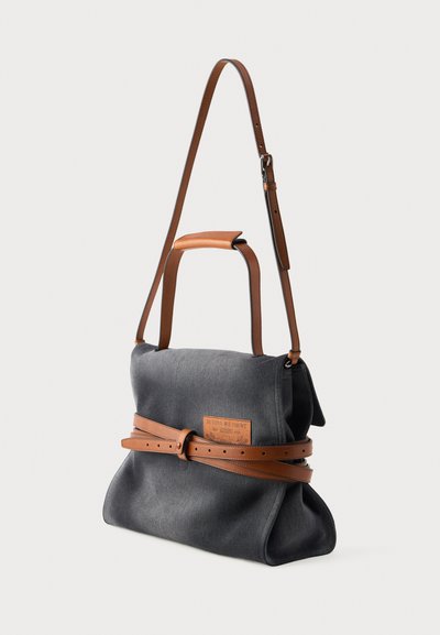 Szary materiałowy worek z brązowymi skórzanymi akcentami. Posiada górny uchwyt oraz regulowany pasek na ramię, ściągnięty skórzanym paskiem.