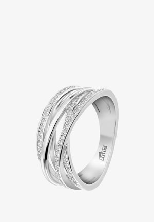 Silberner Ring mit verflochtenen Strängen, auf einer Seite mit kleinen runden klaren Steinen verziert, glatte Oberfläche, breites Band und sichtbares Markenlogo.