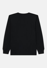T-shirt noir à manches longues avec col rond, posé à plat, montrant le dos avec des poignets côtelés et un ourlet simple sur un fond blanc.