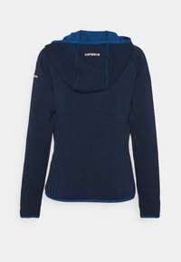 Marinblå fleecehuva med ribbstruktur, kontrasterande ljusblå sömmar och huva med dragsko. Har en logotyp på ryggen.