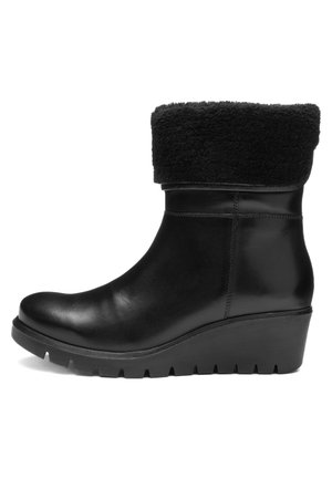 Schwarzer Leder-Stiefel mit Keilsohle und umgeschlagenem schwarzen Lammfell-Bündchen, Seitenansicht vor weißem Hintergrund.