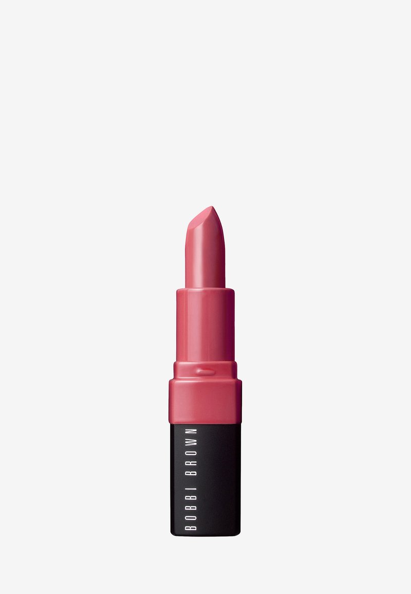 Rouge à lèvres dans un tube arrondi, présente une teinte rose douce, un fini brillant, avec une base noire mate et une gravure claire de "BOBBI BROWN."