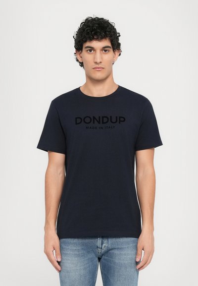 T-shirt in cotone blu navy con maniche corte e scollatura rotonda. Presenta un logo stampato nero "DON DUP MADE IN ITALY" sul davanti.