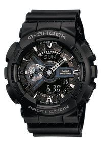 Montre G-Shock noire avec un bracelet en caoutchouc texturé, plusieurs cadrans, affichage numérique et accents argentés. Comprend les étiquettes "Shock Resist" et "Casio WR20BAR".