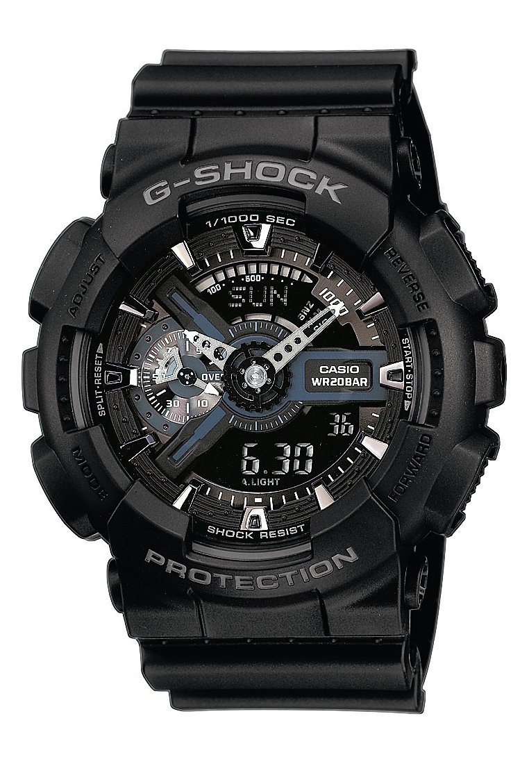 Montre G-Shock noire avec un bracelet en caoutchouc texturé, plusieurs cadrans, affichage numérique et accents argentés. Comprend les étiquettes "Shock Resist" et "Casio WR20BAR".
