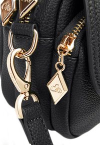 Borsa a tracolla in pelle nera testurizzata con accessori dorati, dotata di chiusura con zip, clip e un ciondolo a forma di diamante attaccato.