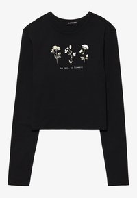 Top corto negro de manga larga con cuello redondo y un estampado gráfico floral que incluye el texto "sin lluvia, no hay flores" en blanco. Textura de tela suave.