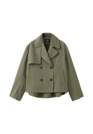 Olivgrüne Doppelreiher-Jacke mit weitem Kragen, zwei Fronttaschen und langen Ärmeln, auf weißem Hintergrund dargestellt.