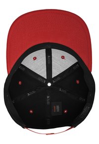 Sort og rød baseballcap set fra oven, med en rød skygge, sort inderside, ventilationshuller og et mærke med patentinformation.