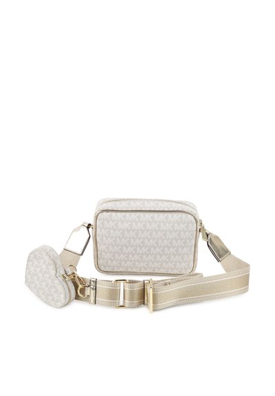Borsa a tracolla in tessuto bianco con motivo MK, hardware dorato e accessorio a forma di cuore rimovibile. Include una tracolla regolabile.