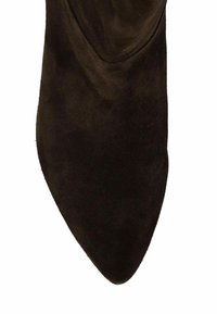 Chaussure noire en daim à bout pointu avec une texture lisse et un design minimaliste, dotée d'une plateforme dissimulée et d'une silhouette épurée.