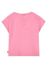 Roze kortearm shirt met ronde halslijn, drie knopen aan de achterkant en een kleine gestreepte accent bij de zijzoom. Zachte katoen stof.