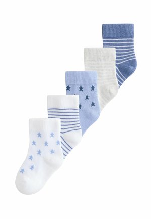 Set aus fünf Baumwollsocken in verschiedenen Schattierungen von Blau, Weiß und Grau. Die Designs umfassen Sterne und Streifen, mit unterschiedlichen Texturen und Mustern.