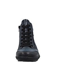 Navy Mid-Cut-Sneaker mit schwarzen Akzenten, ausgestattet mit einem glatten Lederobermaterial, strukturierten Einsätzen, schwarzen Schnürsenkeln und einem seitlichen Reißverschluss für einfaches An- und Ausziehen.