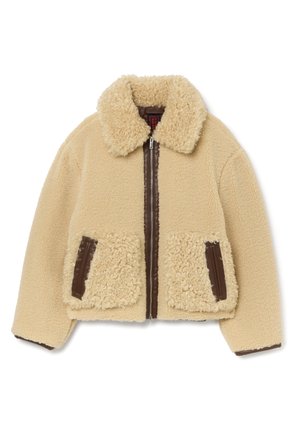 Chaqueta de forro polar beige con un zipper de imitación de cuero marrón, cuello y dos bolsillos con un acabado texturizado. Material suave y cálido con un diseño acogedor.