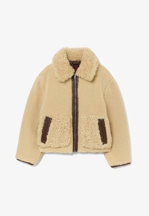 Giacca in fleece beige con una cerniera in finta pelle marrone, colletto e due tasche con finitura testurizzata. Materiale morbido e caldo con un design accogliente.