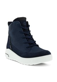 Sneaker altas navy in suede testurizzato con lacci rotondi, suola in gomma bianca, colletto imbottito e discreto dettaglio del logo sulla linguetta.