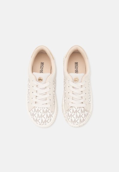 Ζευγάρι λευκά χαμηλά sneakers με μπεζ κορδόνια, που διαθέτουν επαναλαμβανόμενο μοτίβο "MK" και χρυσά λογότυπα Michael Kors στη γλώσσα.
