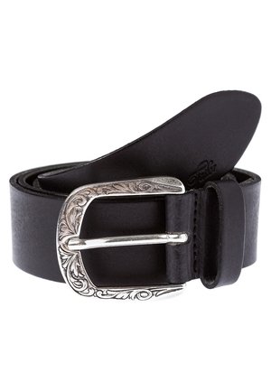 Czarny skórzany pasek zwinięty z metalową klamrą ze srebrnym grawerem oraz pętlą utrzymującą koniec paska.