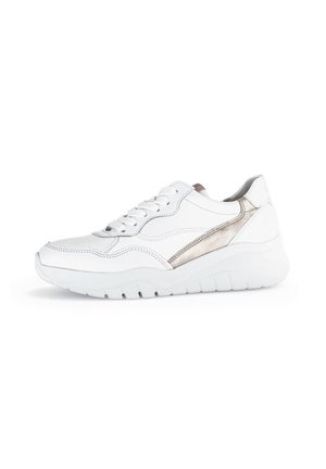 Weiße Sneaker mit einem eleganten Design, ausgestattet mit einem metallischen Akzent an der Seite, einer strukturierten Gummisohle und runden Schnürsenkeln.