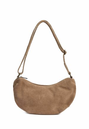 Bruine suède schoudertas in halve maanvorm met verstelbare band en ritssluiting aan de bovenkant tegen een witte achtergrond.
