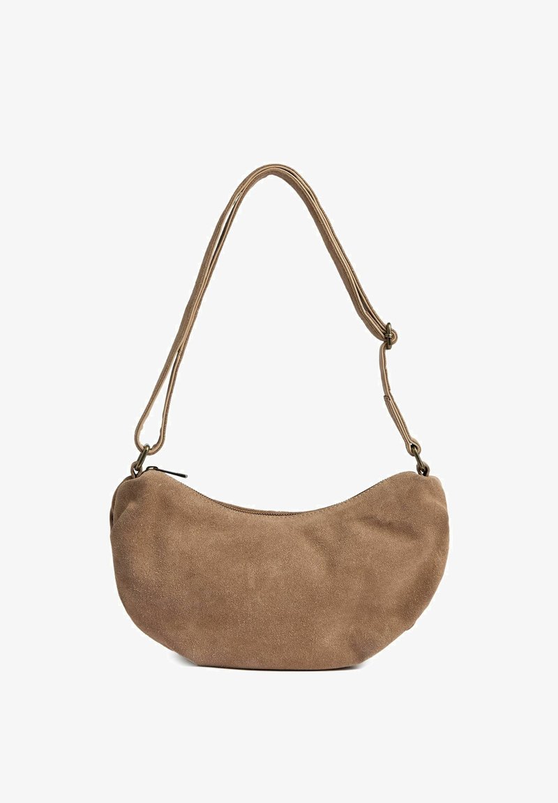 Hnědá semišová ramenní taška ve tvaru půlměsíce s nastavitelným popruhem a zapínáním na zip na horní straně na bílém pozadí.