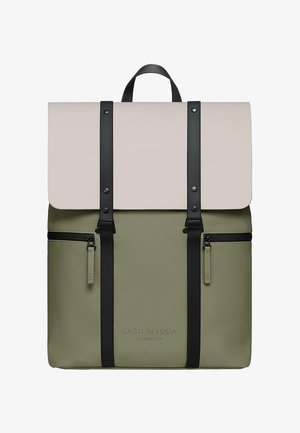 Rugzak met een opgevouwen beige klep, zwarte verstelbare schouderbanden en een olijfgroene body. Bevat twee voorzakken met rits en logo-omschrijving.